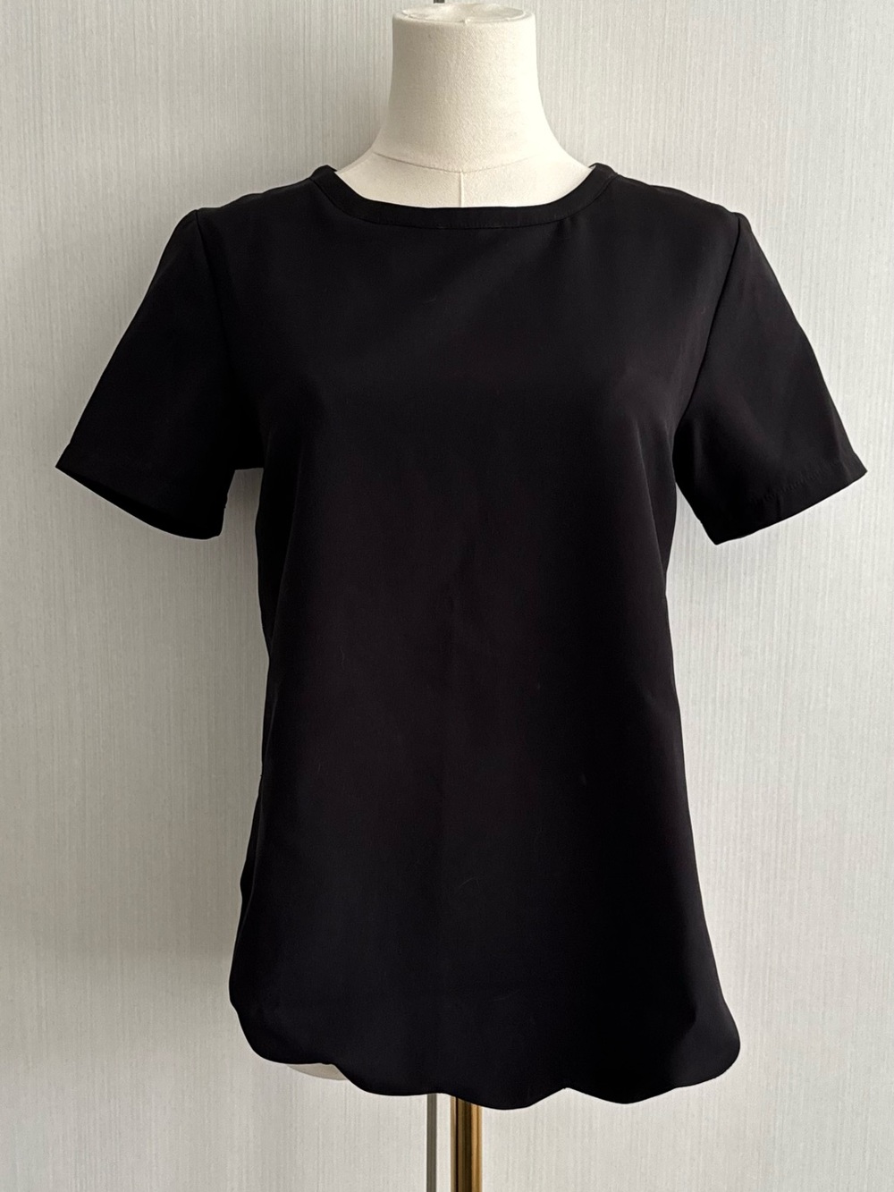 Aqua Black Short-Sleeve Crewneck Top With Scallop bottom